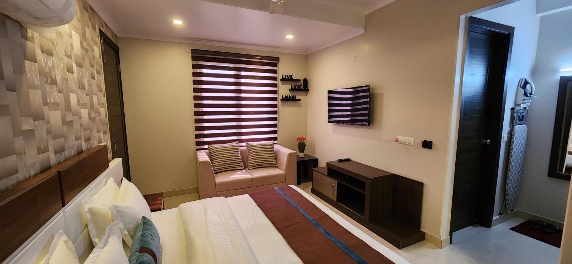 Vacation Paradise- Luxurious 3-bhk Flat Near Igi Airport And Icc Apartment *