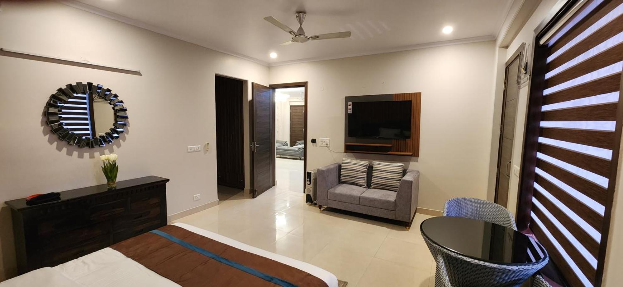 Vacation Paradise- Luxurious 3-bhk Flat Near Igi Airport And Icc Apartment